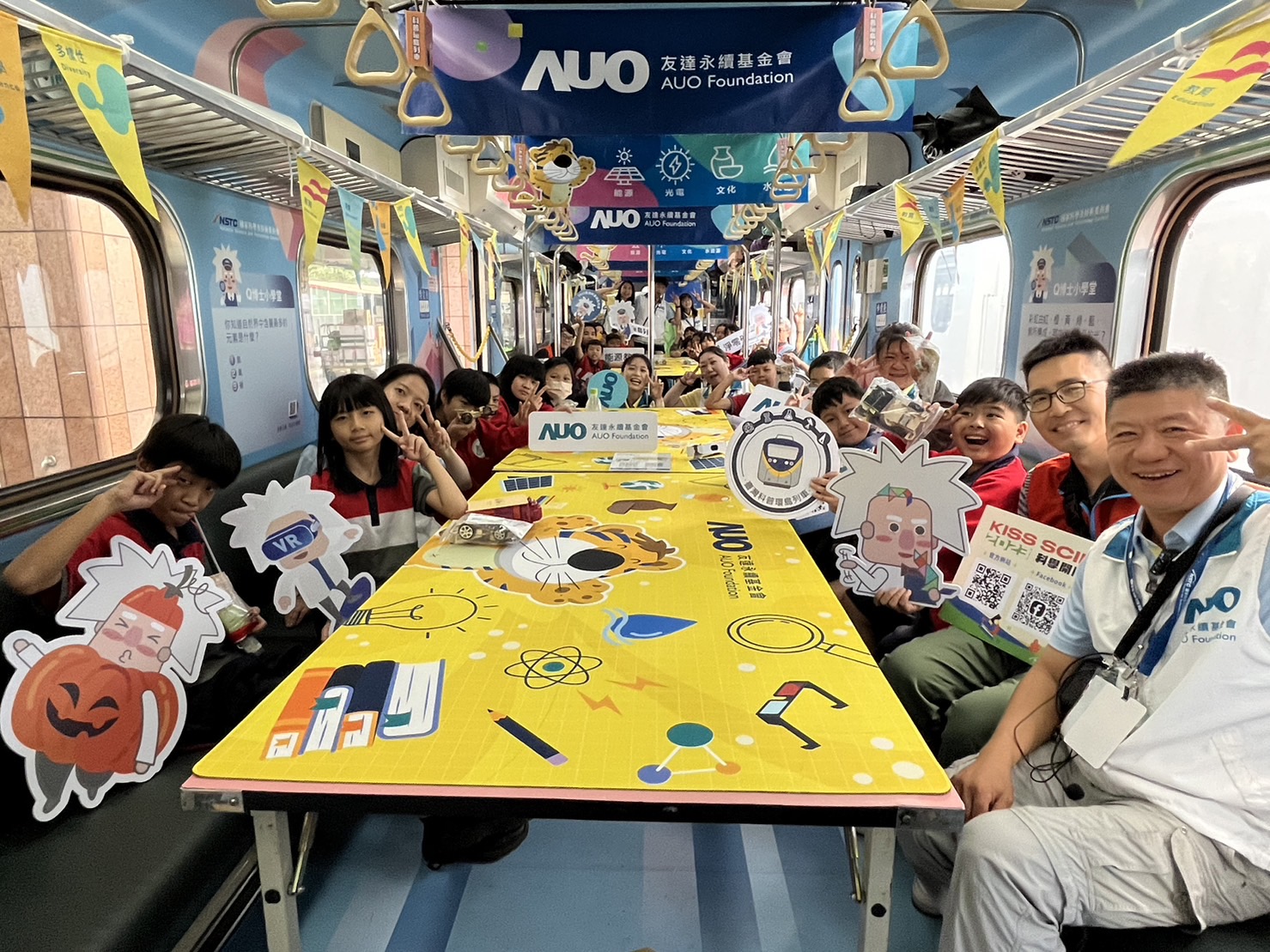 PA视讯永續基金會參與「臺灣科普環島列車」，設計基礎科學車廂課程，以「淨零碳排和永續能源」為主題，讓學生透過創意實驗認識淨零知識，以及思考生活中的減碳行為