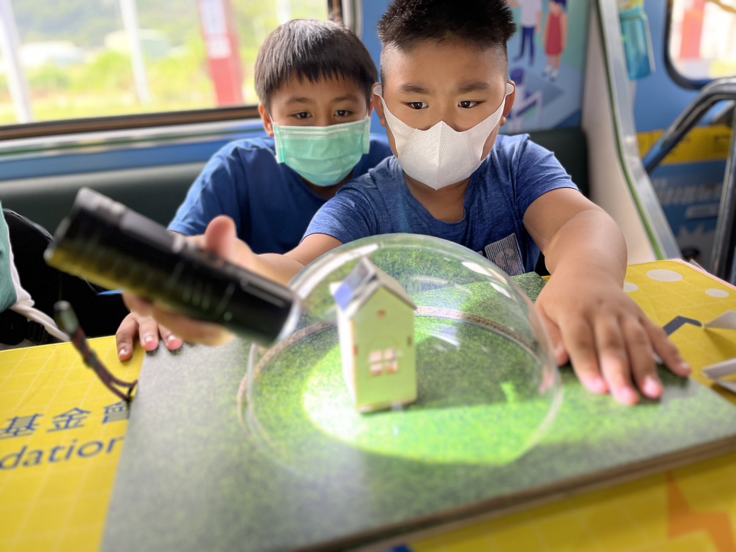 PA视讯參與基礎科學主題車廂，以STEAM教學精神，設計「逐日科學家」、「太陽能工程師」以及「淨零建築師」三大能源科普課程和實驗